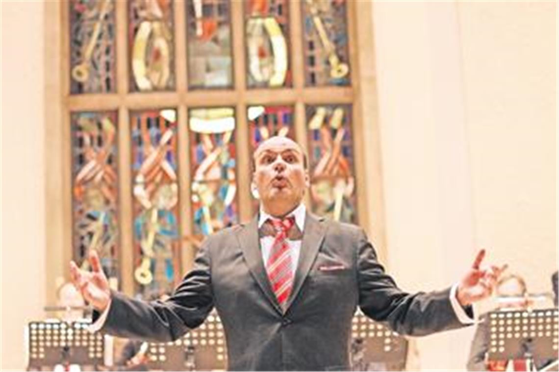 Er ist in den großen Musikhäusern und in den Fernsehstudios zu Hause, bewegt sich aber auch in der Pauluskirche beim Adventskonzert unserer Zeitung stilsicher: Jay Alexander präsentiert heimatliches und sakrales Liedgut. Fotos: Tilo Keller