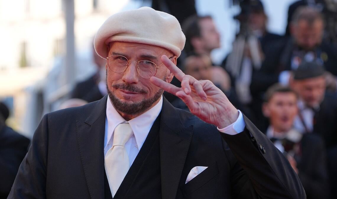 Er kann es noch: John Travolta kommt zur Premiere des Films "Karma" bei den Filmfestspielen in Cannes.