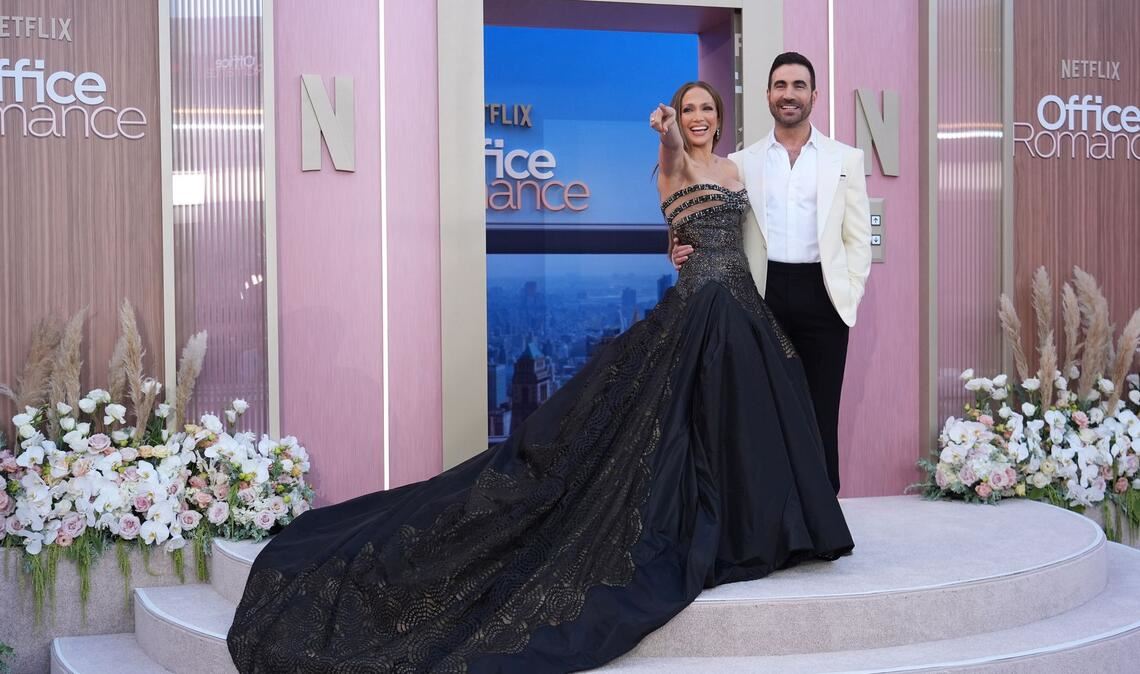 Er schrieb ihre Rolle: Brett Goldstein und Jennifer Lopez bei der Premiere zum Netflix-Film "Office Romance" in Los Angeles.