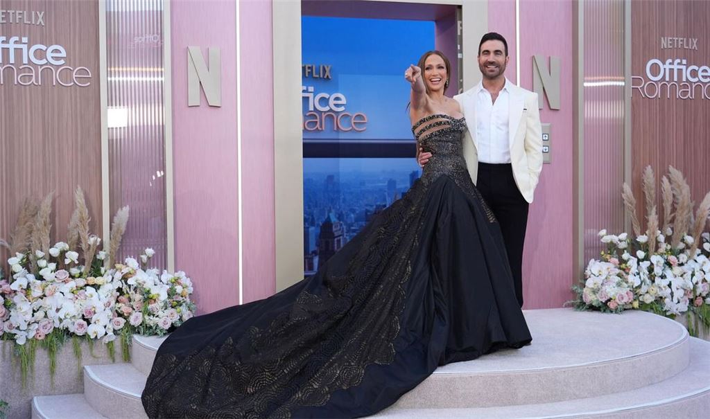 Er schrieb ihre Rolle: Brett Goldstein und Jennifer Lopez bei der Premiere zum Netflix-Film "Office Romance" in Los Angeles.