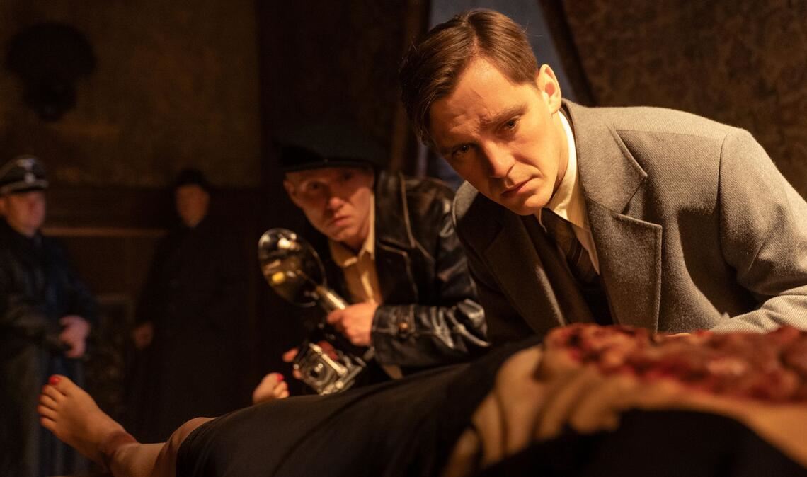 Er soll den Mord an einer deutschen Offizierswitwe untersuchen: Jan Morava (Jonas Nay) untersucht deren Leiche.