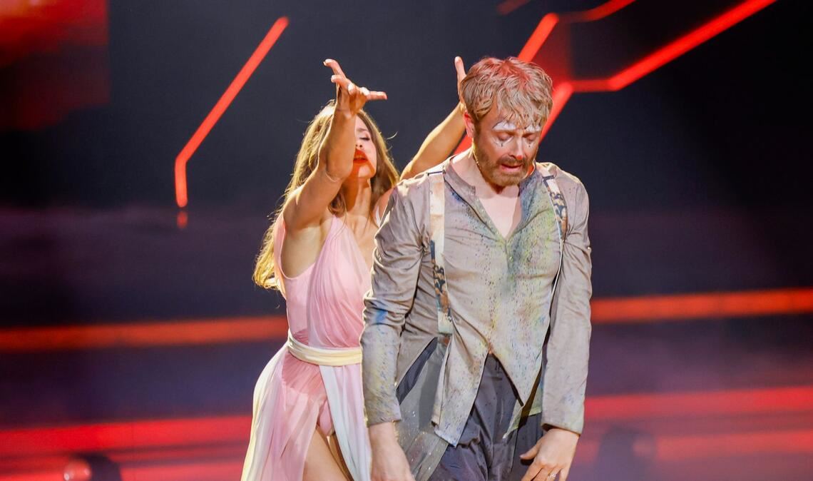 Er spielte den Clown: Musiker Ross Antony mit seiner Partnerin Mariia Maksina.