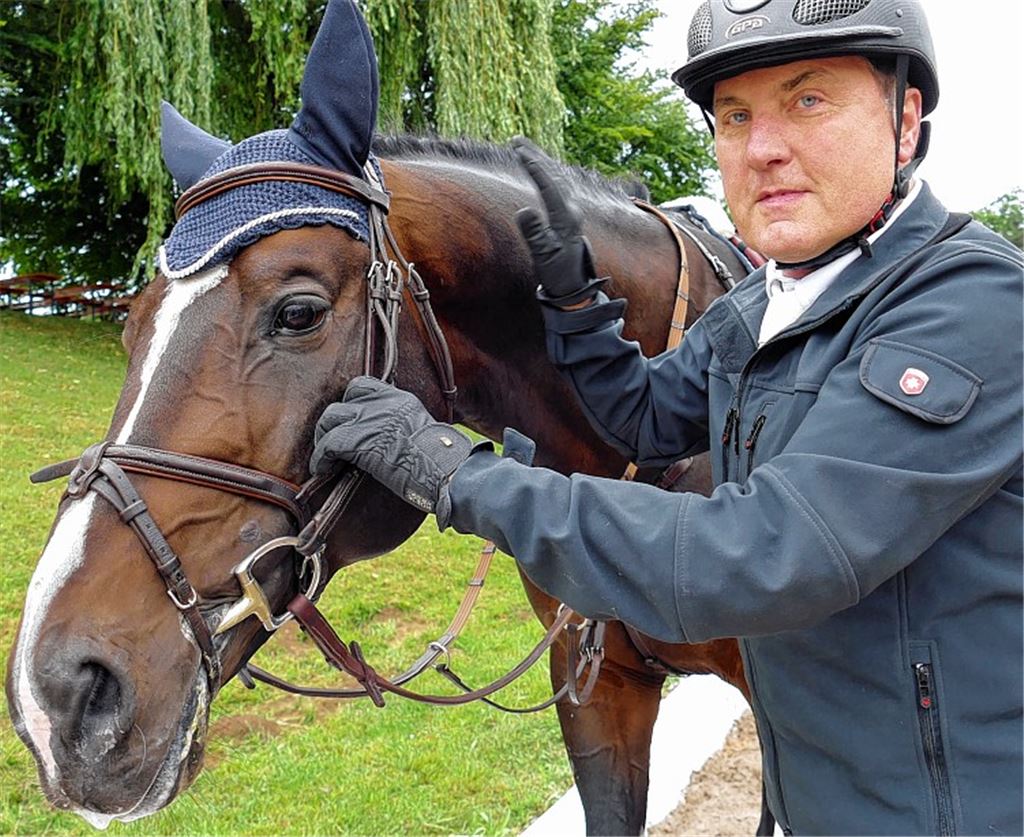 Er weiß, wie er seinen temperamentvollen Hengst Consotho führen muss: Der Hamburger Herbert Ulonska reitet als einer der Ältesten bei den Amateuren mit.