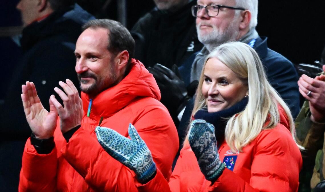 Er wusste von der Freundschaft seiner Frau zu Epstein: Kronprinz Haakon (l).