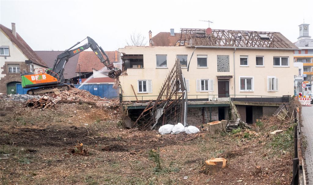 Erbarmungslos – von links nach rechts – frisst sich der Bagger durch das Gebäude in zentraler Lage am Kreisverkehr zwischen Erlenbachstraße und Goethestraße. Fotos: Fotomoment, Schüller