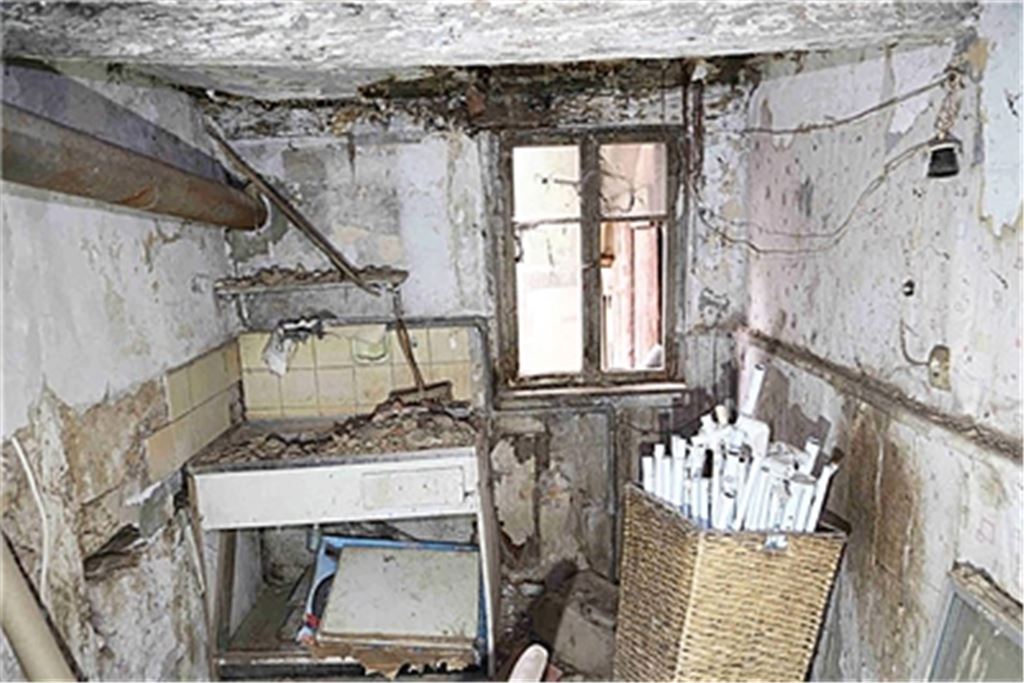 Erdgeschoss, Küche, Blickrichtung Süd: Die Spuren vieler Leben, die mit dem „Herzenhäusle“ verbunden waren, sind inzwischen nicht mehr materiell greifbar. Foto: privat