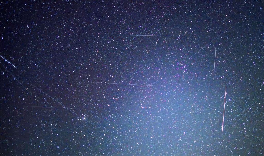 Erdnahe Satelliten sind auf Langzeitbelichtungen als Lichtspuren zu erkennen. Das bayerische Start-Up Mynaric baut Laserfunkterminals für Satelliten und ist nun von einem US-Konzern übernommen worden. (Symbolbild)