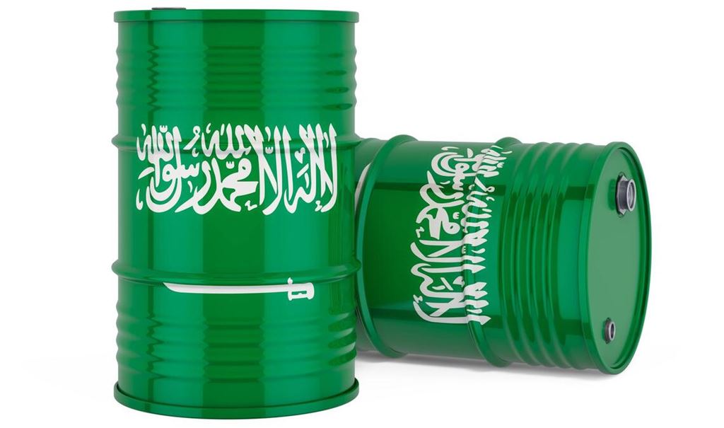 Erdölfässer mit den saudiarabischen Flaggensymbolen bedruckt.