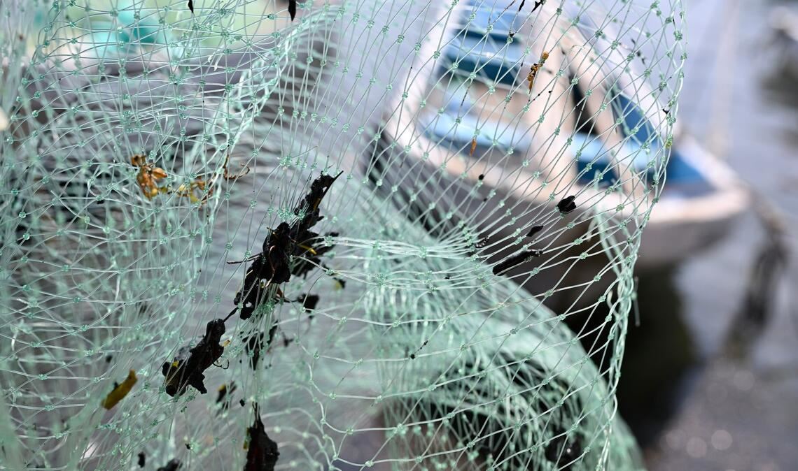 Erdölrückstände haben die Ausrüstung der Fischer verschmutzt, darunter Netze.