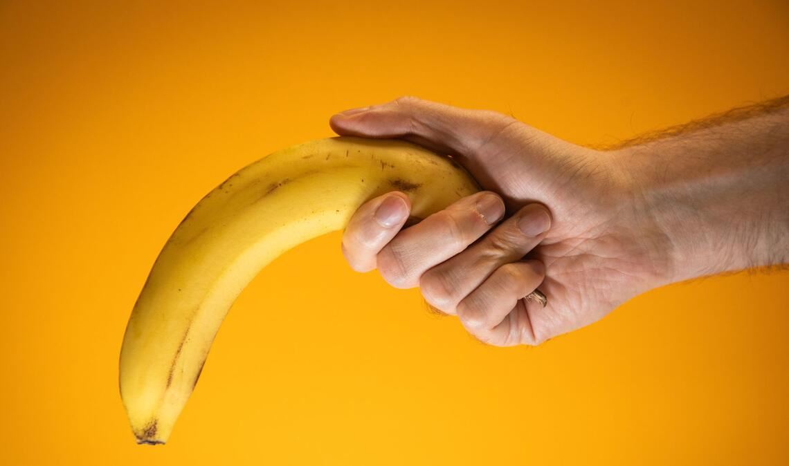 Erektionsprobleme können – neben Müdigkeit oder Libidoverlust – ein Hinweis auf einen Testosteron-Mangel sein.