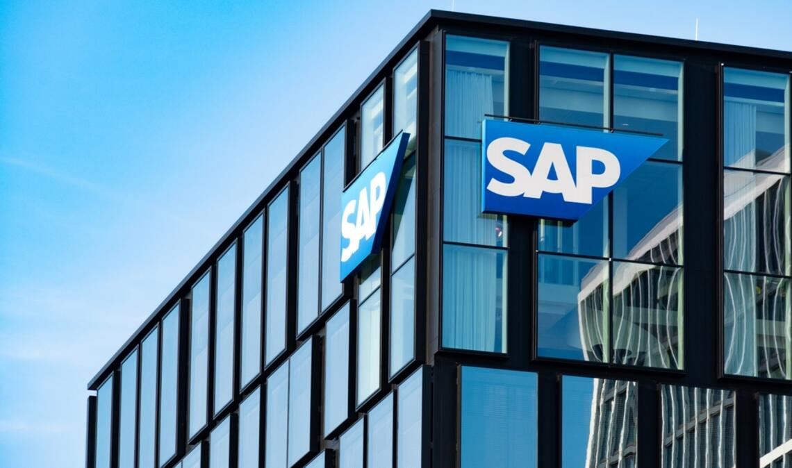 Erfahren Sie, wie sich eine Investition in SAP vor 10 Jahren entwickelt hätte und welche Rendite Anleger heute erzielt hätten. Ein Blick auf die Kursentwicklung und aktuelle Analystenmeinungen.