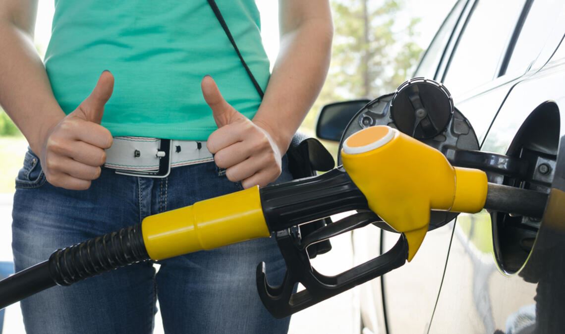 Erfahren Sie, zu welcher Uhrzeit Sie günstig tanken & worauf Sie noch achten sollten, um beim Tanken zu sparen.