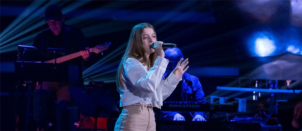 Erfolg auf der großen „The Voice Kids“-Bühne: Helena Hein-Talmon kommt in Runde zwei der beliebten Gesangsshow für Nachwuchssänger.Foto: SAT.1/Claudius Pflug