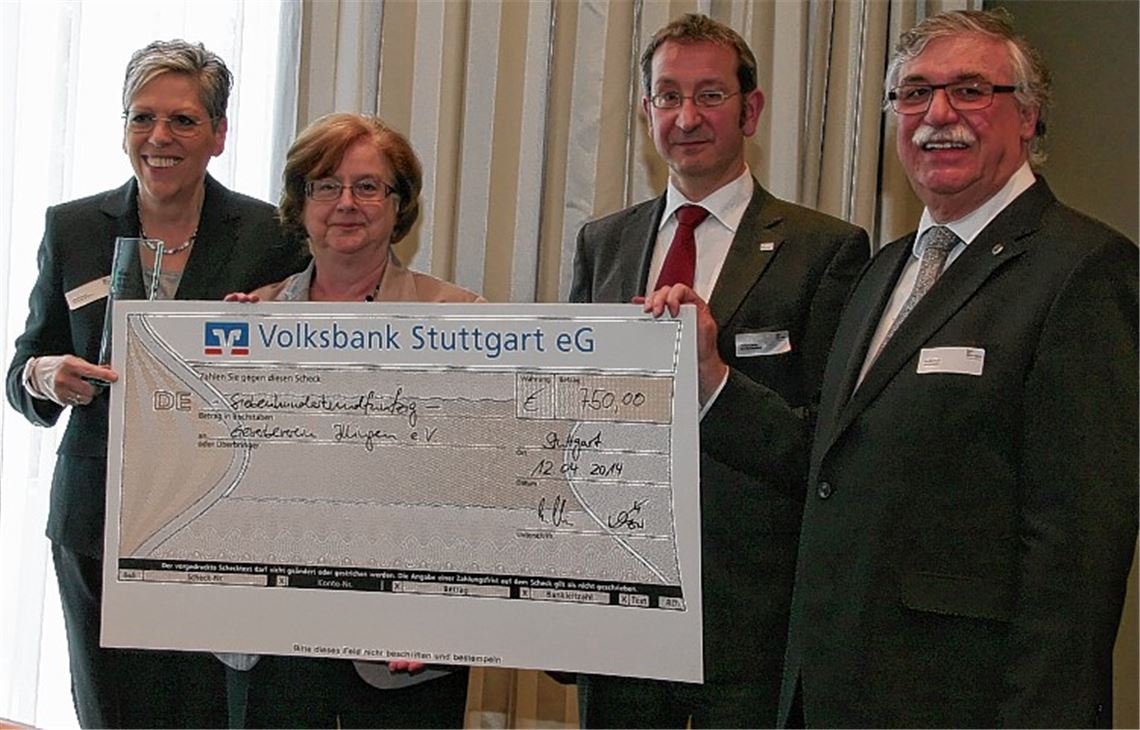 Erfolg für den Illinger Gewerbeverein (v.li.): Brigitte Grausam (Erste Vorsitzende), Gerlinde Linzner (stellvertretende Vorsitzende), Wolfgang Becker (Geschäftsführer Mittelstandspolitik und Kommunikation) und Günter Hieber (BDS-Präsident). Foto: privat