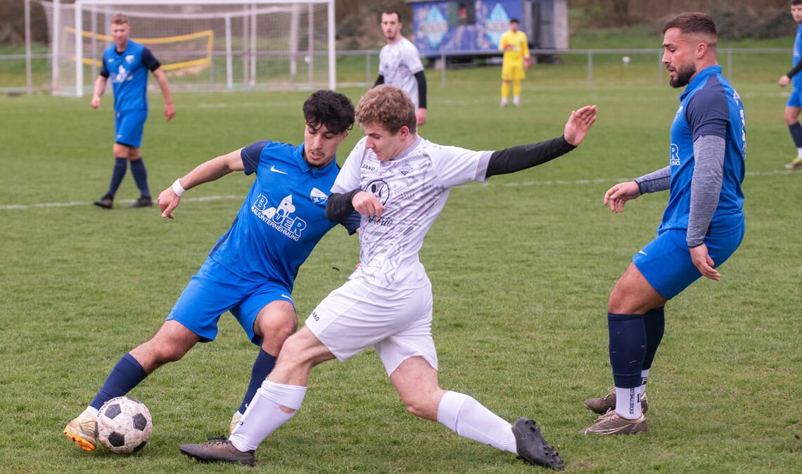 Erfolg gegen Grunbach: Enzberg (weiße Trikots) ist in der zweiten Hälfte präsent und reißt die Partie an sich. Foto: Fotomoment