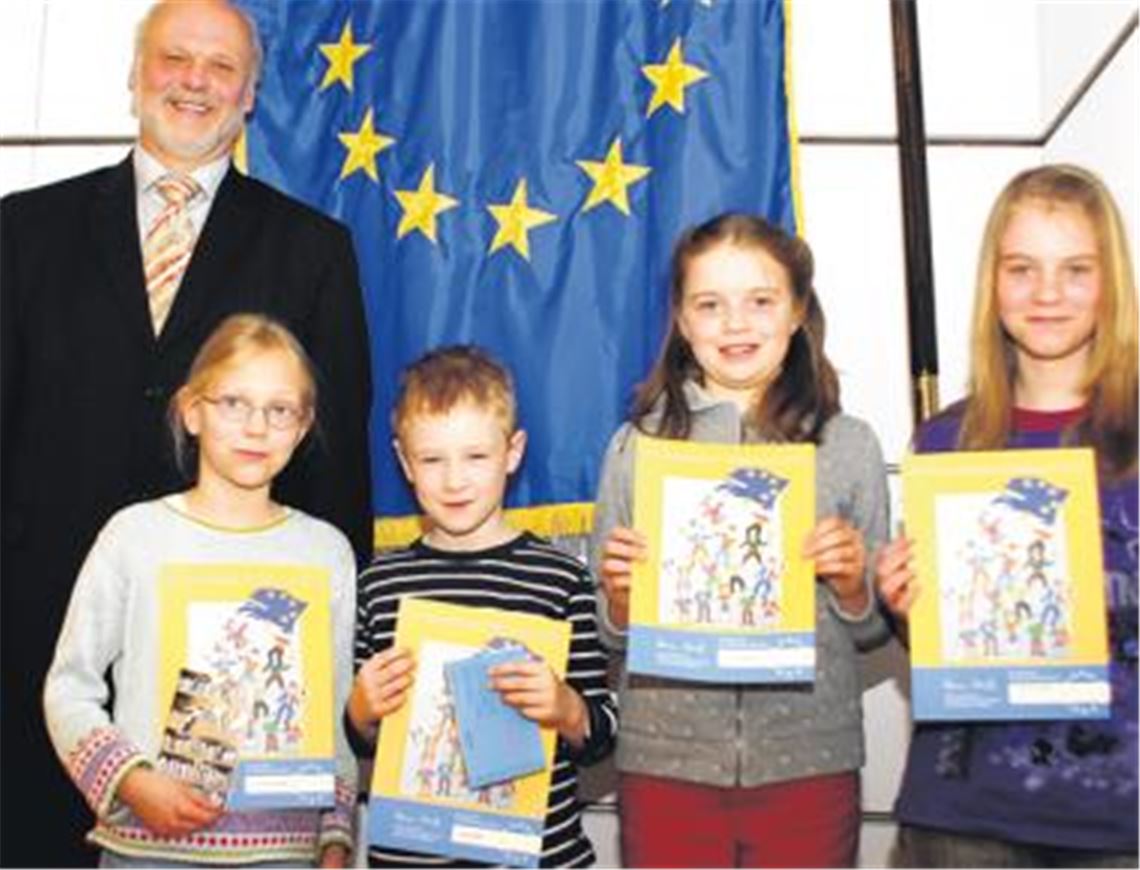 Erfolgreich: Die mit Landespreisen ausgezeichneten Schüler aus Mühlacker mit Enzkreis-Dezernent Roland Hübner (v. li.): Isabelle Arnold, Luis Reiss, Laura Heugel und Elena Schäuble. 
Foto: Kollros