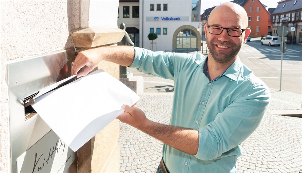 Erfolgreich im ersten Wahlgang: Alexander Kozel, hier bei der Abgabe seiner Bewerbungsunterlagen, wird neuer Bürgermeister von Knittlingen.Archiv: Fotomoment