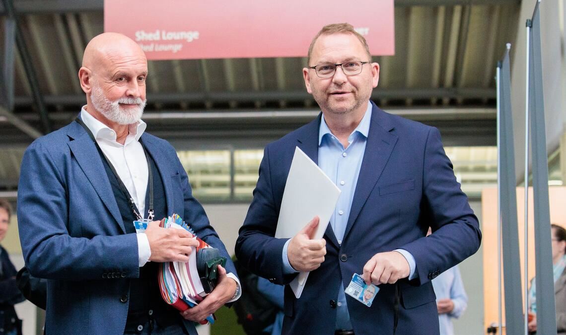 Erfolgreich in Potsdam verhandelt: Beamtenbund-Chef Volker Geyer (links) und der Verdi-Vorsitzende Frank Werneke.