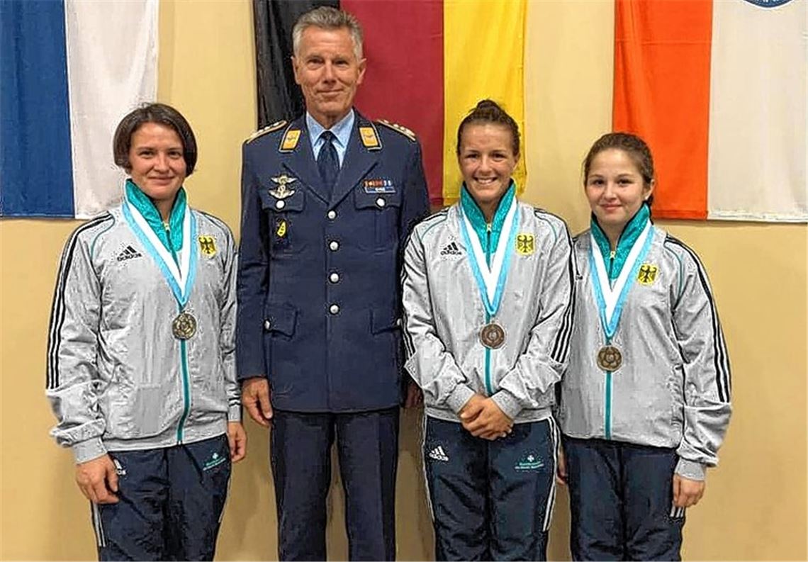 Erfolgreich ringende Soldatinnen: Alexandra Engelhardt (Ludwigshafen), Jaqueline Schellin (Mühlacker) und Laura Schmitt (Kirrlach; v.li.) freuen sich mit Oberst Michael Kuhn, dem Leiter der deutschen WM-Delegation, über ihre Medaillen. Foto: privat