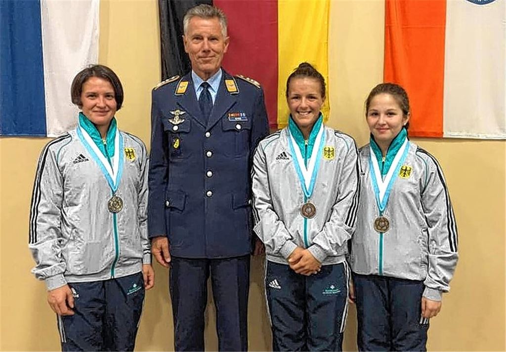 Erfolgreich ringende Soldatinnen: Alexandra Engelhardt (Ludwigshafen), Jaqueline Schellin (Mühlacker) und Laura Schmitt (Kirrlach; v.li.) freuen sich mit Oberst Michael Kuhn, dem Leiter der deutschen WM-Delegation, über ihre Medaillen. Foto: privat
