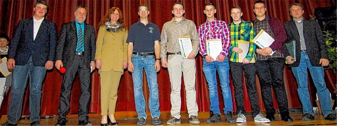 Erfolgreiche Absolventen landwirtschaftlicher Berufe stellen Landwirtschaftsamtsleiter Jürgen Krepp (2.v.li.) und Bauernverbandsvorsitzender Ulrich Hauser (re.) vor.Foto: Martin Schott