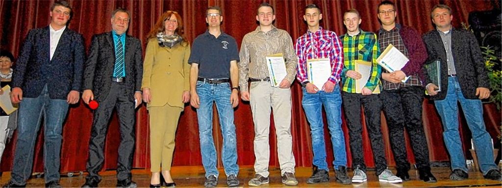 Erfolgreiche Absolventen landwirtschaftlicher Berufe stellen Landwirtschaftsamtsleiter Jürgen Krepp (2.v.li.) und Bauernverbandsvorsitzender Ulrich Hauser (re.) vor.Foto: Martin Schott