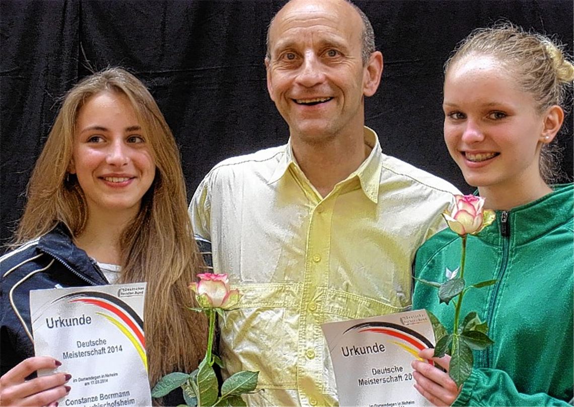 Erfolgreiche Degenfechterinnen: Karina Mantai (re.) und Constanze Borrmann und mit ihrem Trainer Igor Borrmann. Der Vater Constanze Borrmanns war in den 80er Jahren selbst Mitglied der Nationalmannschaft und Teilnehmer an zwei Weltmeisterschaften. Sein Zwillingsbruder Elmar gewann 1984 und 1992 jeweils olympisches Gold mit der deutschen Degen-Equipe. Foto: privat