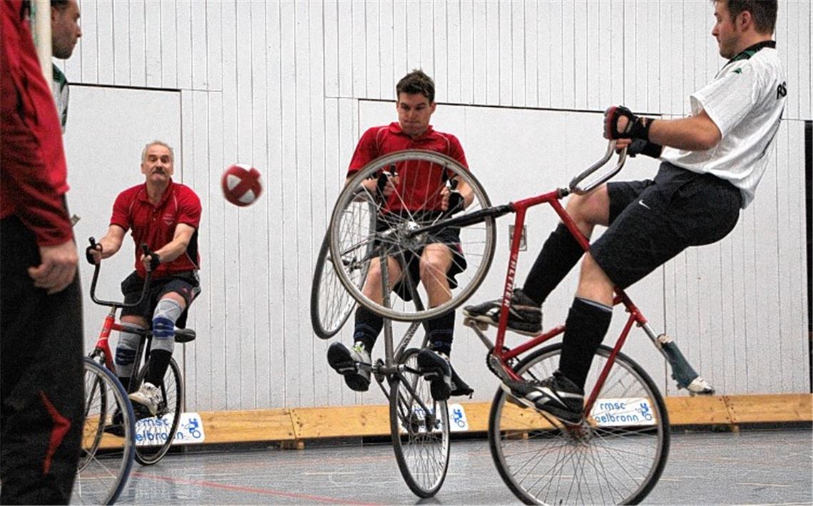 Erfolgreiche Eckbälle sind an diesem Abend eine Spezialität von Ölbronn I: German Dürrwächter (im roten Trikot, li.) schlenzt den Ball an, Timo Häußermann vollendet artistisch.