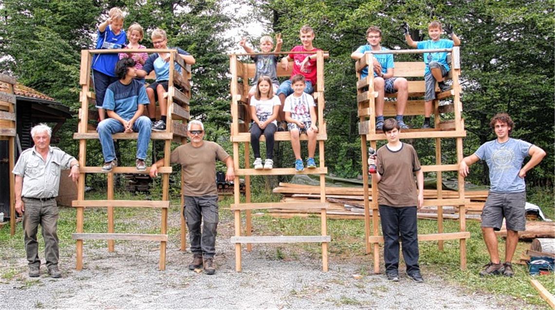 Erfolgreiche Handwerker freuen sich über ihr Werk.