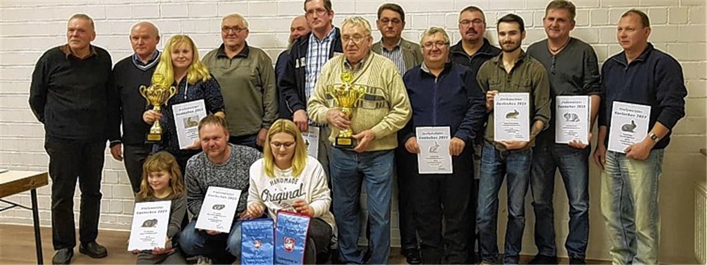 Erfolgreiche Kleintierzüchter werden bei der Kreiskaninchenschau ausgezeichnet.privat