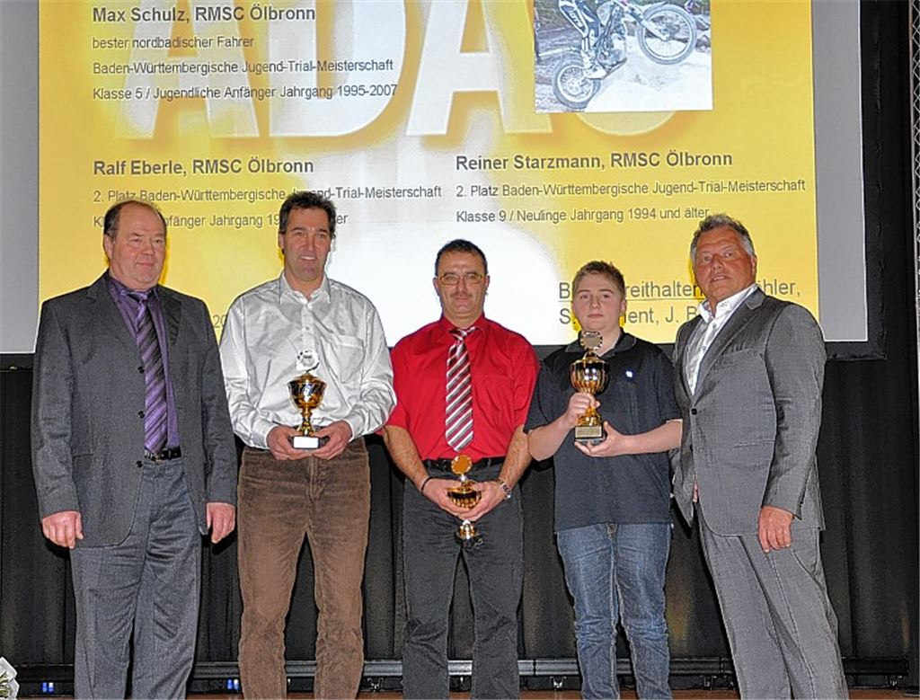 Erfolgreiche Motorsportler aus Ölbronn: RMSC-Sportleiter Edgar Kindsvogel, Reiner Starzmann, Max Schulz und Ralf Eberle mit Jürgen Fabry, dem Sportleiter des ADAC Nordbaden (v.li.). Foto: privat