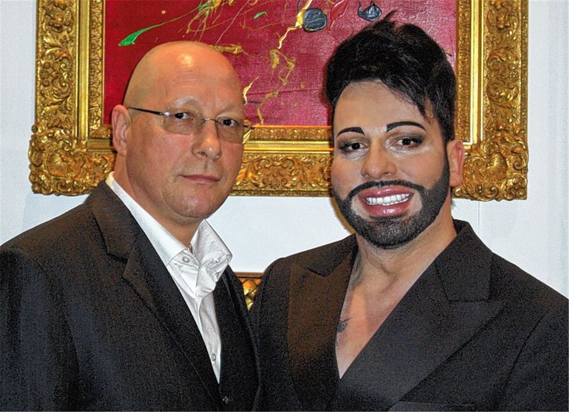 Erfolgreiche Persönlichkeiten mit Wurzeln in Mühlacker und Maulbronn: Porsche-Betriebsratschef Uwe Hück (li.) trifft Modezar Harald Glööckler in Berlin – und sofort geht es um die gute Sache.