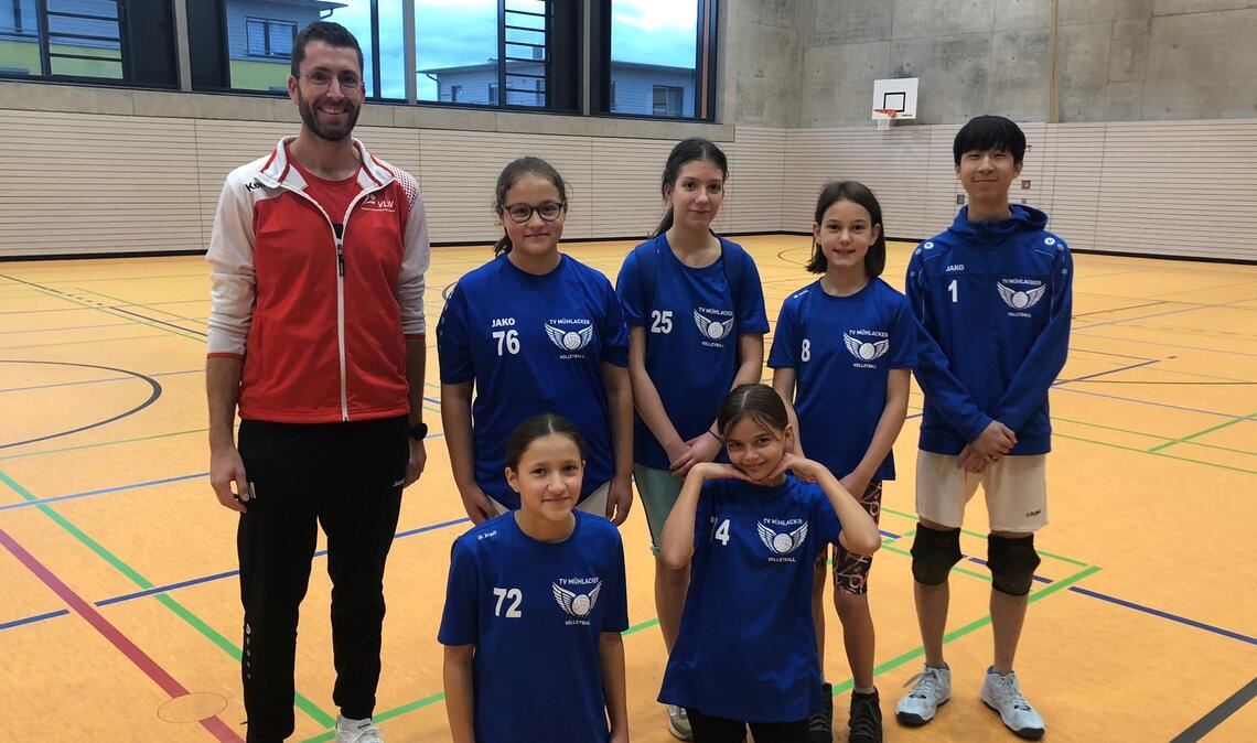 Erfolgreiche Sichtung: Kadertrainer Michel Simon mit Elizan Yilmaz, Kathrin De Matos Folta, Anne Haumacher und TVM-Nachwuchstrainer Felix Zhang (hinten, v.li.) sowie Kezban Yilmaz und Annelie Heinrich (vorne, v.li.).