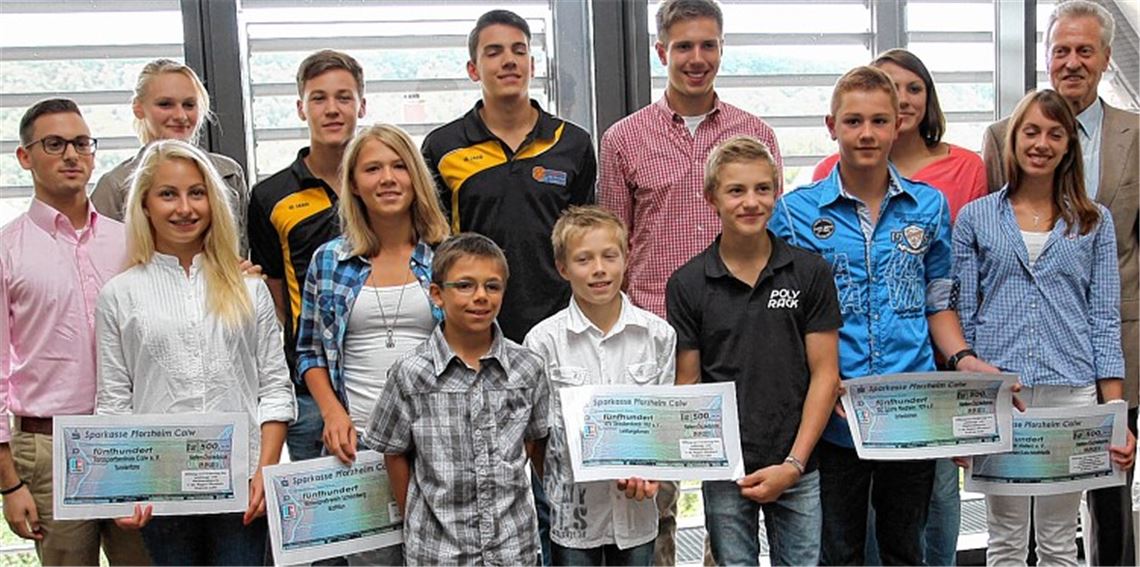 Erfolgreiche Sportler nehmen vom Stiftungsvorsitzenden Jürgen Kurz (r.) in Niefern Schecks in Höhe von je 500 Euro für ihre Vereine mit. Foto: Roth