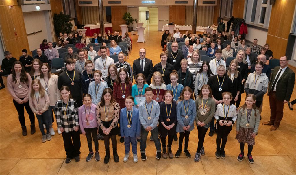 Erfolgreiche Sportlerinnen und Sportler von klein bis groß: Bei der Sportlerehrung der Stadt Mühlacker stehen sie im Mittelpunkt. Fotos: Fotomoment