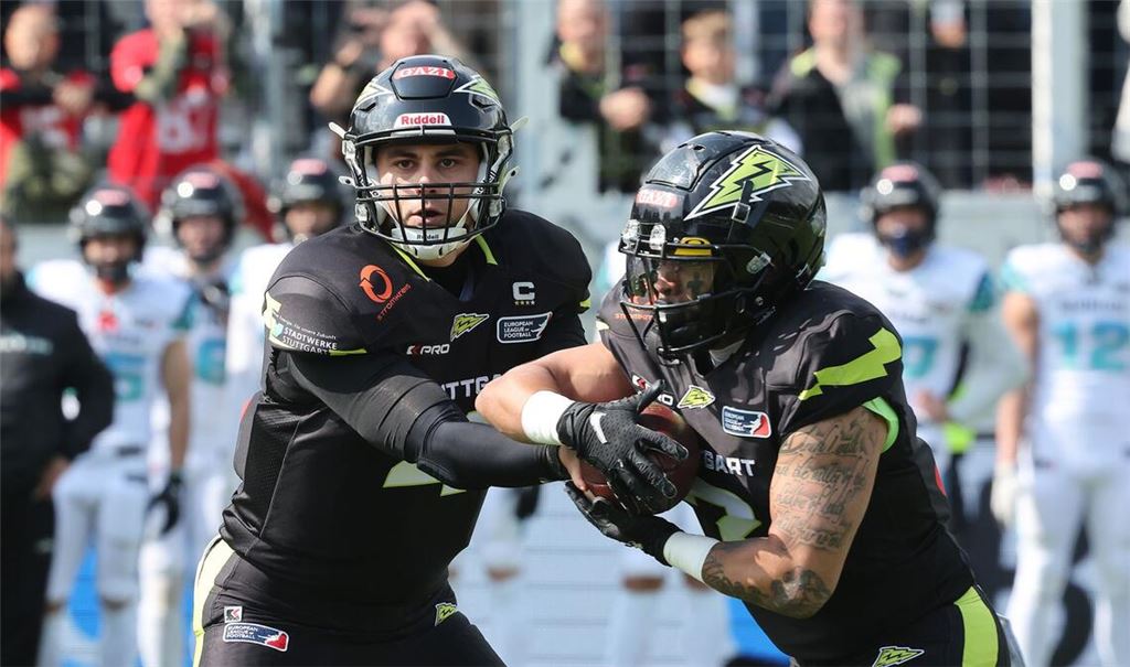 Erfolgreiche Taktik bei Stuttgart Surge: Quarterback Reilly Hennessey (li.) übergibt an Runningback Kai Hunter.