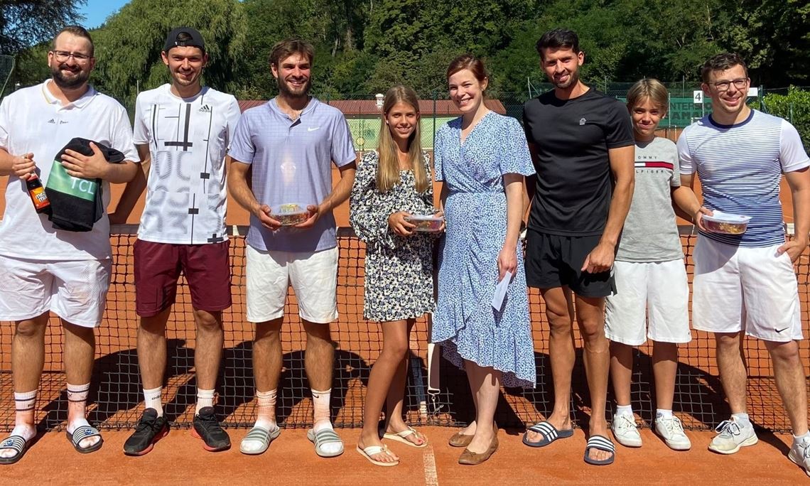 Erfolgreiche Teilnehmer beim LK-Turniers in Lomersheim: Steffen Kriso (v. li.), Florian Döhring, Timo Hagenbuch, Jolina Ockernahl, Eva Odwody, Kristian Figueredo, Marlon Ockernahl und Luca Hebeda. Foto: privat