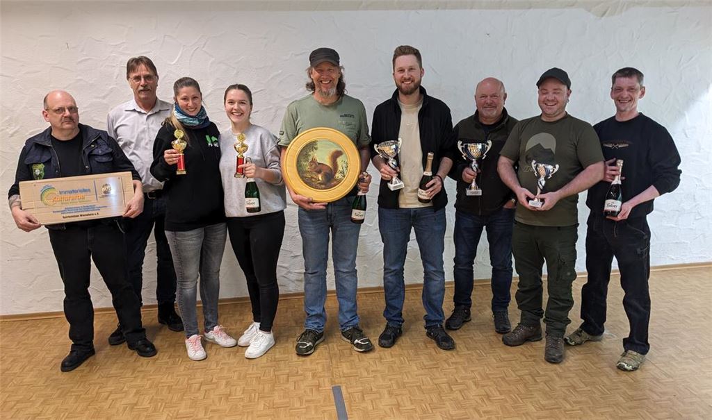 Erfolgreiche Wiernsheimer Schützen bei der Siegerehrung.