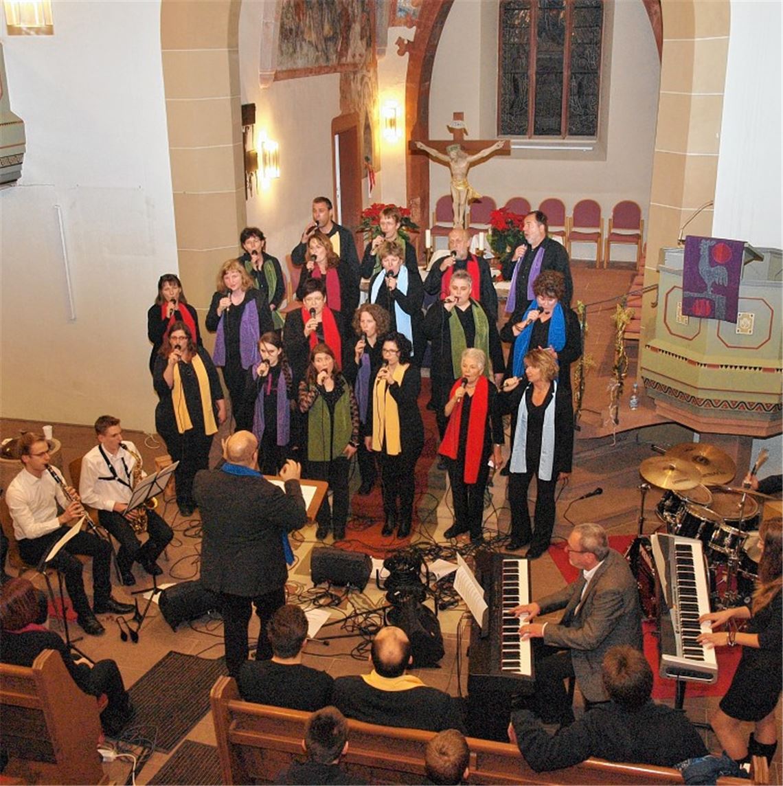 Erfolgreiche Zusammenarbeit: Der Ötisheimer Gospelchor „Colours“ und die Big Band der Fritz-Erler-Schule führen gemeinsam die Gospelmesse „Body and Soul“ auf.