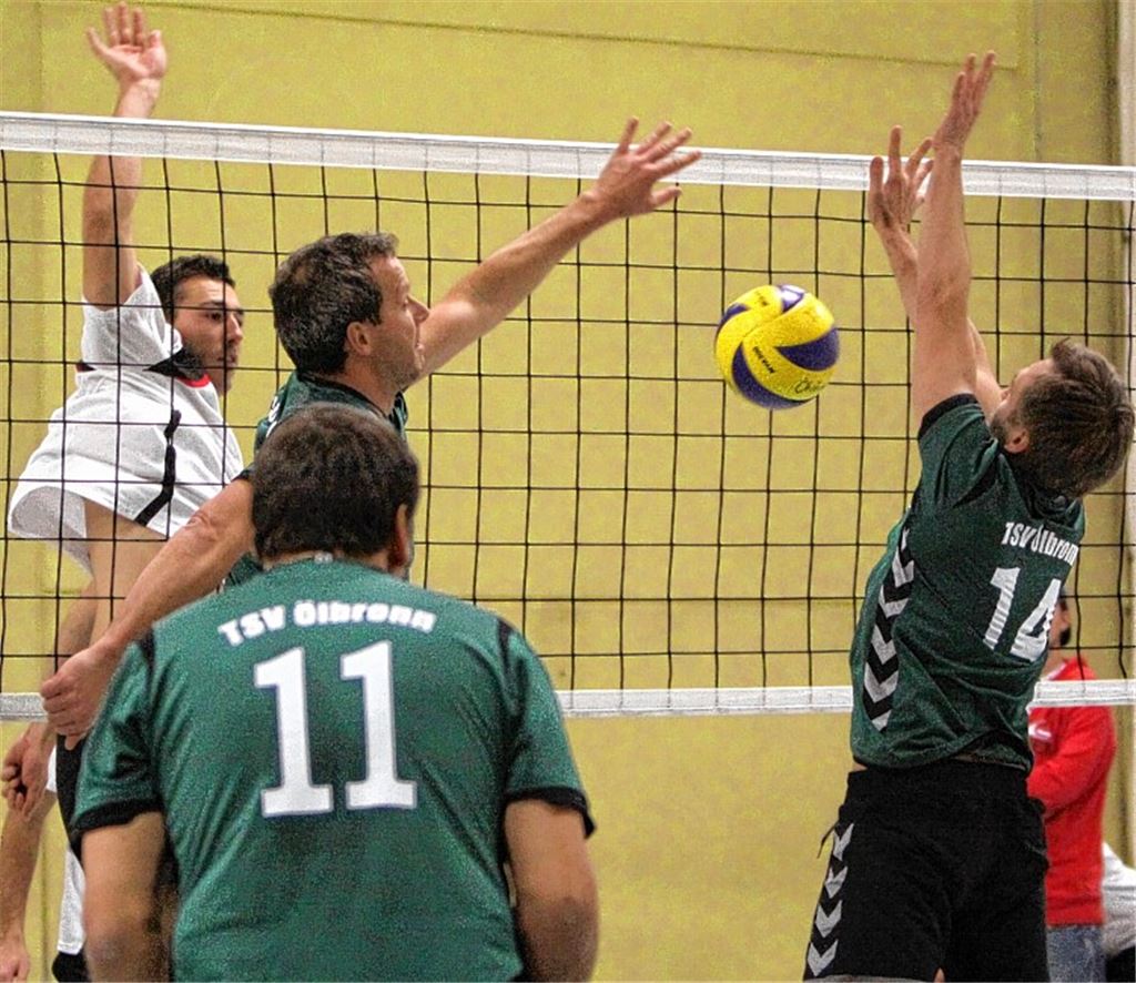 Erfolgreicher Angriff der Ötisheimer (in Weiß), doch im Derby glänzen die beiden Tabellennachbarn vor allem in der Abwehr. Foto: Eigner