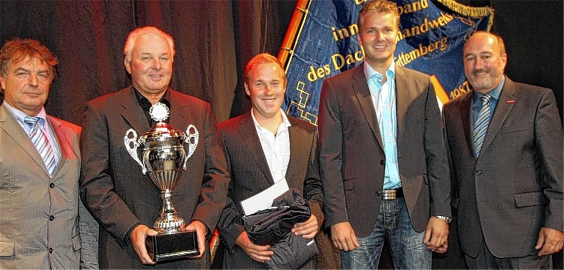 Erfolgreicher Jung-Handwerker: Daniel Müller (Mitte) holt beim Bundesleistungswettbewerb im Dachdecker-Handwerk den vierten Platz. Zuvor wurde er überlegener Landes- und Innungssieger. Dafür dürfen auch Walter (2.v.li.) und Alexander Fink (2.v.re.) vom Ausbildungsbetrieb Fink + Vallon einen Pokal entgegennehmen. Mit auf dem Bild Landesinnungsmeister Hans-Peter Kistenberger (re.) und dessen Stellvertreter Michael Braunwarth (li.).Foto: privat