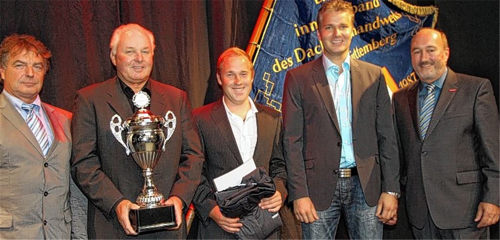 Erfolgreicher Jung-Handwerker: Daniel Müller (Mitte) holt beim Bundesleistungswettbewerb im Dachdecker-Handwerk den vierten Platz. Zuvor wurde er überlegener Landes- und Innungssieger. Dafür dürfen auch Walter (2.v.li.) und Alexander Fink (2.v.re.) vom Ausbildungsbetrieb Fink + Vallon einen Pokal entgegennehmen. Mit auf dem Bild Landesinnungsmeister Hans-Peter Kistenberger (re.) und dessen Stellvertreter Michael Braunwarth (li.).Foto: privat