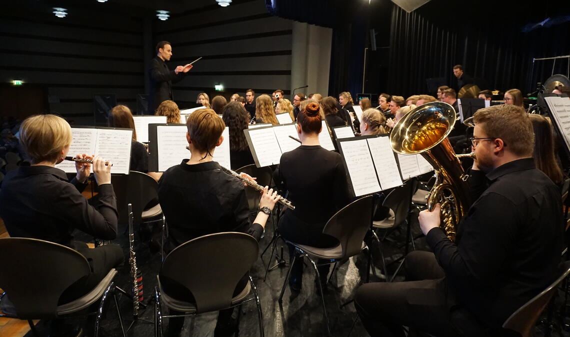 Erfolgreicher Start: Daniel Wimmer präsentiert sich mit dem Kreisjugendorchester Pforzheim-Enzkreis beim Frühjahrskonzert im Nieferner Ameliussaal. Foto: Bastian