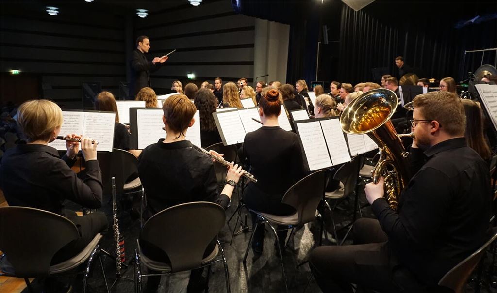 Erfolgreicher Start: Daniel Wimmer präsentiert sich mit dem Kreisjugendorchester Pforzheim-Enzkreis beim Frühjahrskonzert im Nieferner Ameliussaal. Foto: Bastian