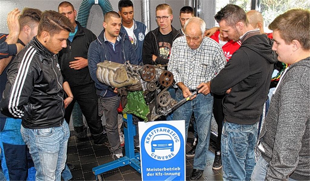 Erfolgreiches Angebot: Kursleiter Helmut Wipfler (kariertes Hemd) gibt jungen Auszubildenden des Kfz-Handwerks wichtige Tipps und Ratschläge.