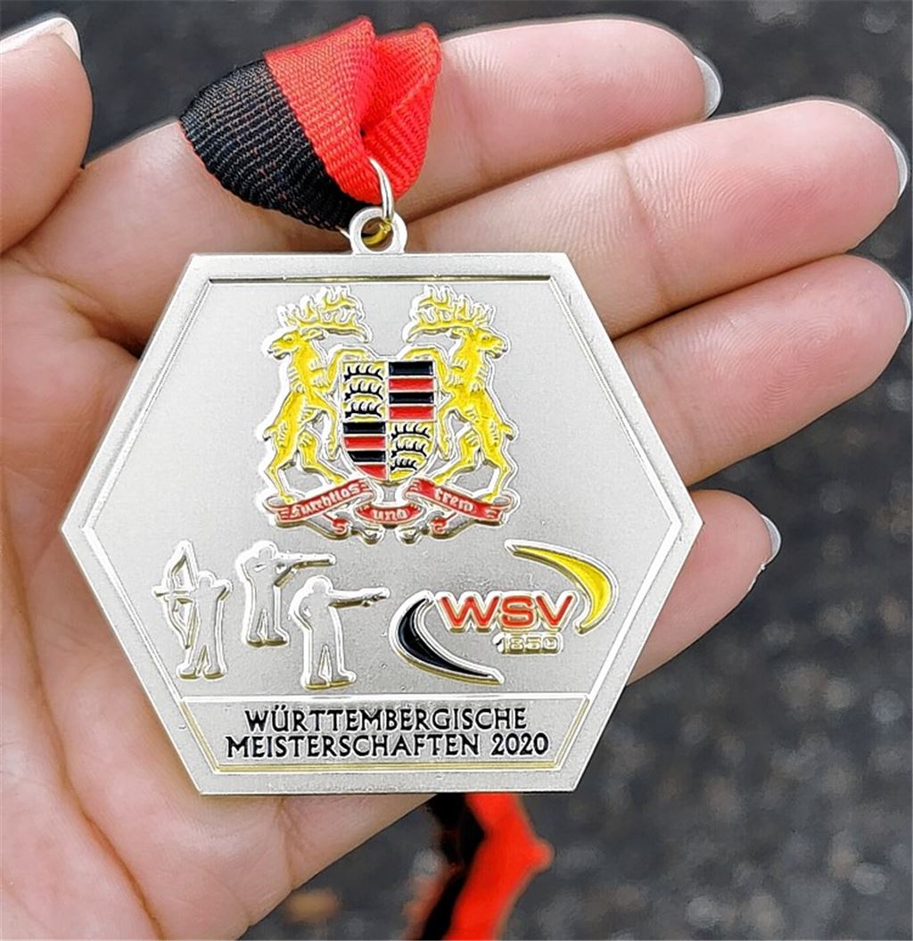 Erfolgreiches Wochenende: Die 31-jährige Bogenschützin vom VfS Maulbronn-Diefenbach kehrt mit der Goldmedaille in der Hand von den Württembergischen Meisterschaften zurück.Foto: privat