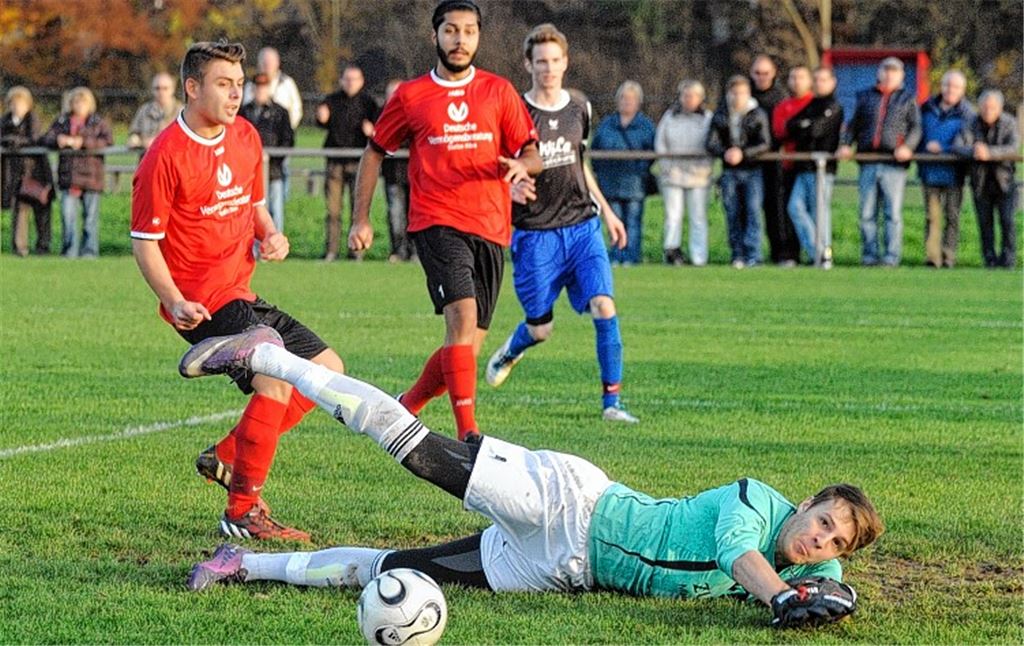 Erfolgsgarant im Derby: Beim Spielstand von 2:0 wehrt der gut aufgelegte Ötisheimer Tormann Yannik Jensen einen gefährlichen Angriff der Sportfreunde Mühlacker (rote Trikots) ab. 