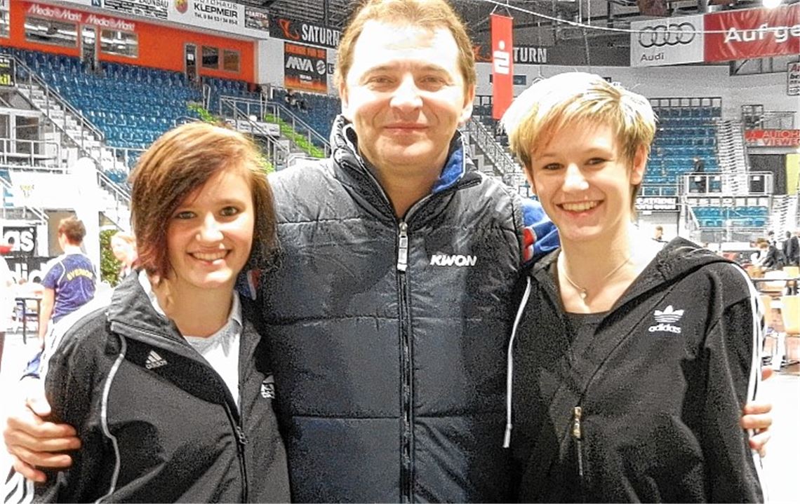 Erfolgsgespann: Roxana (li.) und Tamara Nothaft mit Trainer Nurettin Yilmaz. Archivfoto: privat