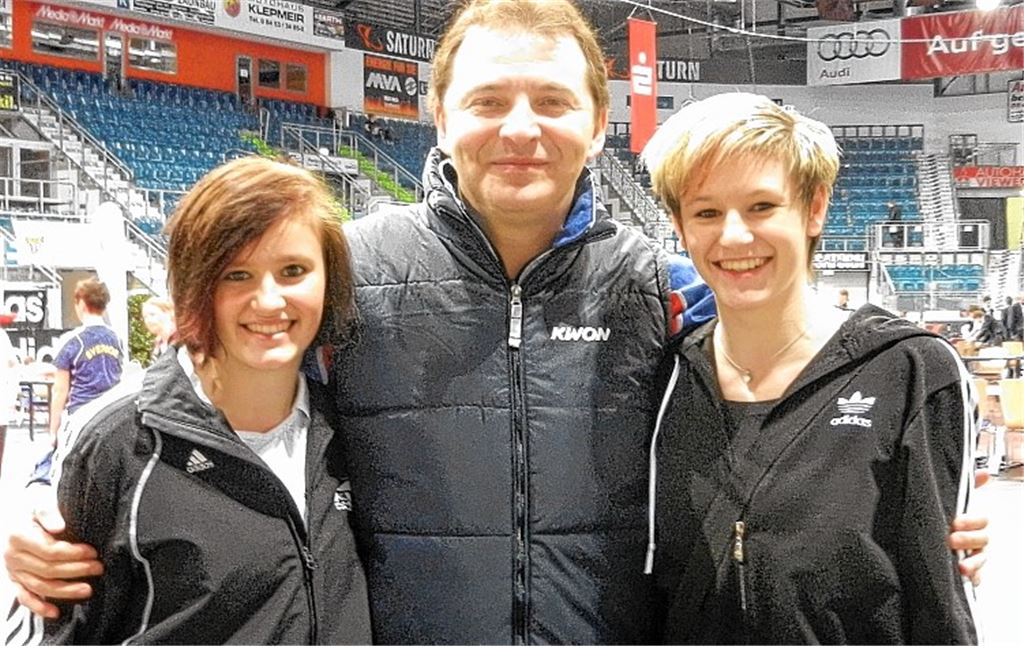Erfolgsgespann: Roxana (li.) und Tamara Nothaft mit Trainer Nurettin Yilmaz. Archivfoto: privat