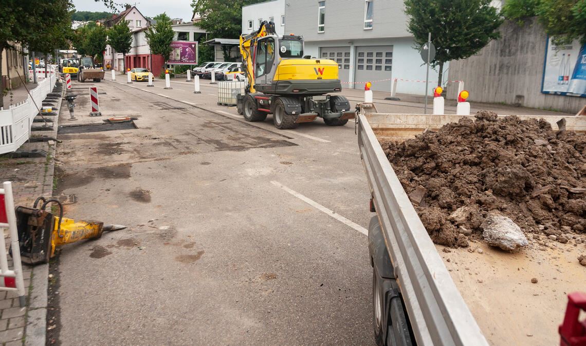 Erfolgsmeldung: Der erste Bauabschnitt auf der B10 in Mühlacker, zwischen Einmündung Ötisheimer Straße und Aral-Tankstelle, ist schneller erledigt als kalkuliert. Fotos: Fotomoment